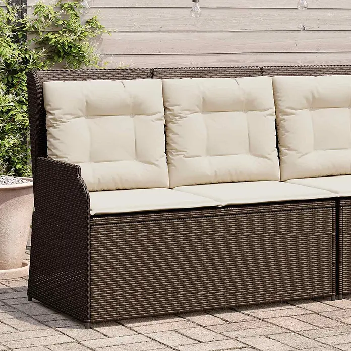 Furnicato Gartenbank Poly-Rattan - B x T x H: 108 x 110 x 95 cm, Braun und Cremeweiß - Dunkelbraunes Rattan-Gartensofa mit drei Segmenten und hellbeigen Kissen.