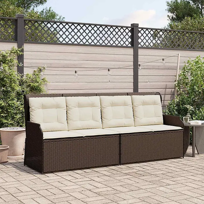 Furnicato Gartenbank Poly-Rattan Cremeweiß - B x T x H: 67 x 110 x 95 cm, Braun und Cremeweiß - Braunes Outdoor-Sofa aus Geflecht mit cremefarbenen Kissen auf einer Terrasse.