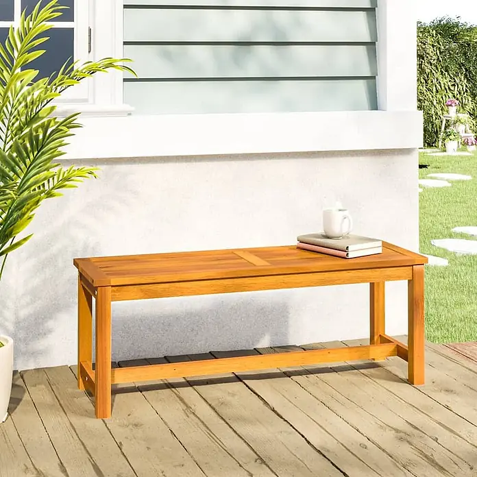 Furnicato Gartenbank Akazien-Massivholz geölt - B x T x H: 35 x 110 x 45 cm, Braun - Eine braune Holzbank für den Außenbereich auf einer Terrasse mit Büchern und einer Tasse.