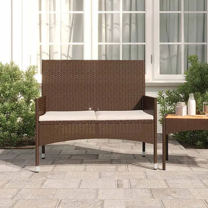 Furnicato Gartenbank PE-Rattan - B x T x H: 90 x 51 x 85 cm, Braun - Braune Rattan-Zweisitzer-Gartenbank mit beigen Kissen auf einer Terrasse.