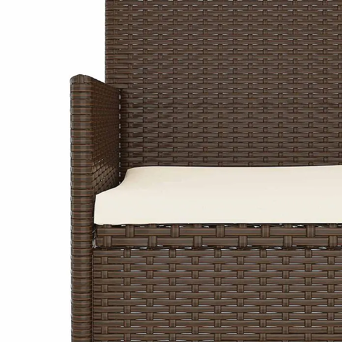Furnicato Gartenbank PE-Rattan - B x T x H: 90 x 51 x 85 cm, Braun - Nahaufnahme von braunen Rattan-Gartenmöbeln mit cremefarbenem Sitzkissen.