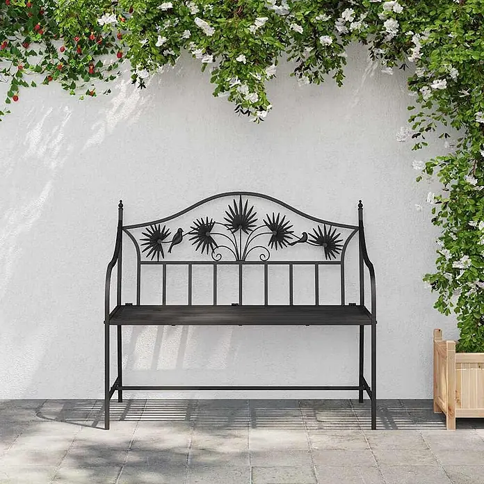 Furnicato Gartenbank Stahl - B x T x H: 52,5 x 104 x 89 cm, Schwarz - Schwarze Gartenbank aus Metall mit verzierter Rückenlehne, Vogel- und Palmenblatt-Motiven, auf einer Terrasse.