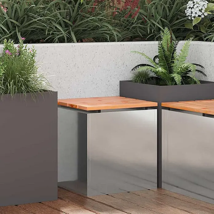Furnicato Gartenbank - B x T x H: 40 x 40 x 43 cm, Verzinkter Stahl - Dunkelgrauer rechteckiger Pflanzkübel und modulare Edelstahlbänke mit Holzauflagen, integriert mit dunkelgrauen Pflanzgefäßen, in einer Außenumgebung.