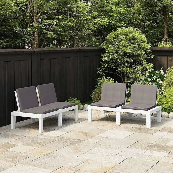 Furnicato Gartenbank Kunststoff Anthrazit - B x T x H: 130 x 65 x 70 cm, Weiß - Weiße Outdoor-Sitzmöbel mit grauen Kissen auf einer Terrasse, geeignet für Garten oder Balkon.