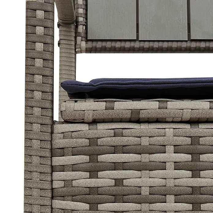 Furnicato Gartenbank PE-Rattan - B x T x H: 111,5 x 54 x 74 cm, Grau und Marineblau - Nahaufnahme grauer geflochtener Rattan-Gartenmöbel mit dunkelblauem Kissen und einer grauen Latten-Tischplatte.