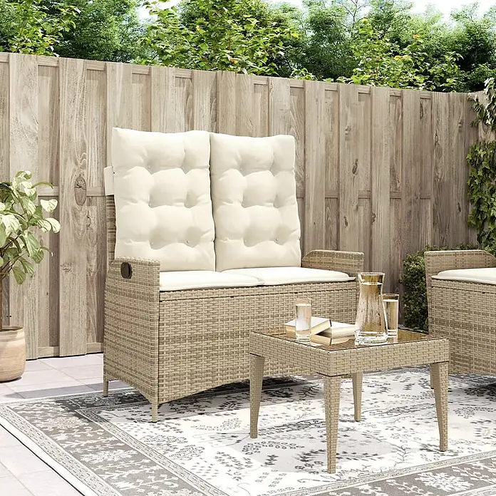 Furnicato Gartenbank - B x T x H: 59 x 86 x 93 cm, Beige und Creme - Beiges Rattan-Gartenset mit Cremekissen und passendem Couchtisch auf einem Terrassenteppich.