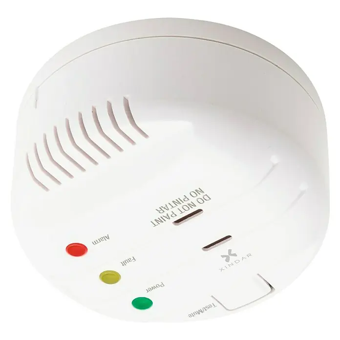 Xindar Detector de monóxido de carbono OXFOR-NANO - Diámetro: 6,8 cm, Duración de batería: 5 años, Señal de alarma: 85 dB - Primer plano de un detector de humo blanco XINDAR con indicadores LED para alimentación, fallo y alarma.