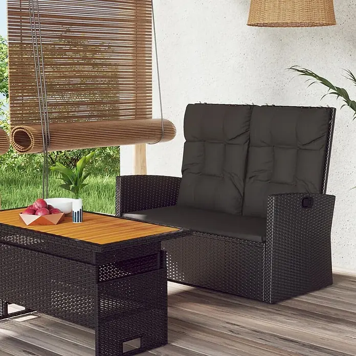 Furnicato Gartenbank PE-Rattan - B x T x H: 91 x 118 x 81 cm, Schwarz - Dunkles Rattan-Lounge-Set für draußen mit Zweisitzer-Sofa, Holztisch und dunkelgrauen Kissen.