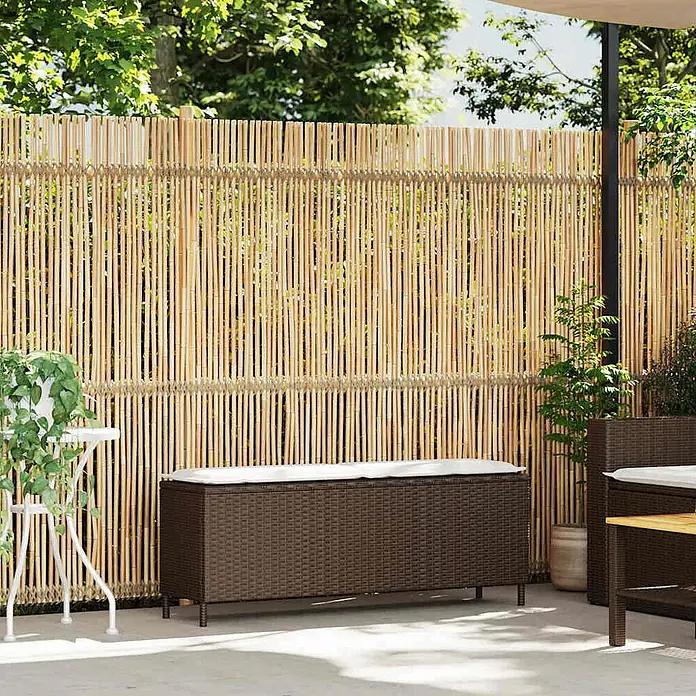 Furnicato Gartenbank PE-Rattan - B x T x H: 110 x 30 x 40,5 cm, Braun und Cremeweiß - Natürlicher Bambus-Sichtschutz auf einer Terrasse, bietet eine rustikale Abgrenzung.