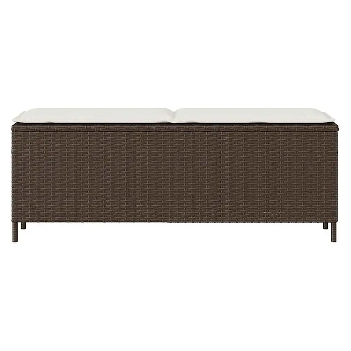 Furnicato Gartenbank PE-Rattan - B x T x H: 110 x 30 x 40,5 cm, Braun und Cremeweiß - Braune Rattan-Gartenaufbewahrungsbox mit zwei weißen Kissen, die als Bank dient.