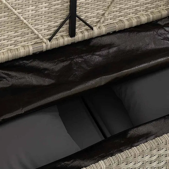 Furnicato Gartenbank PE-Rattan - B x T x H: 113 x 61 x 87 cm, Hellgrau - Beiger Rattan-Aufbewahrungsbox, geöffnet mit dunkler Schutzfolie und grauen Outdoor-Kissen darin.