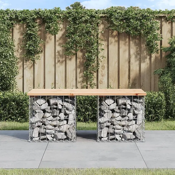Furnicato Gartenbank Kiefernholz massiv - B x T x H: 103 x 44 x 42 cm, Natürliche Kiefer - Gabionenbank mit heller Holzplatte und steingefüllten Metallkäfigen, draußen auf einer Terrasse platziert.