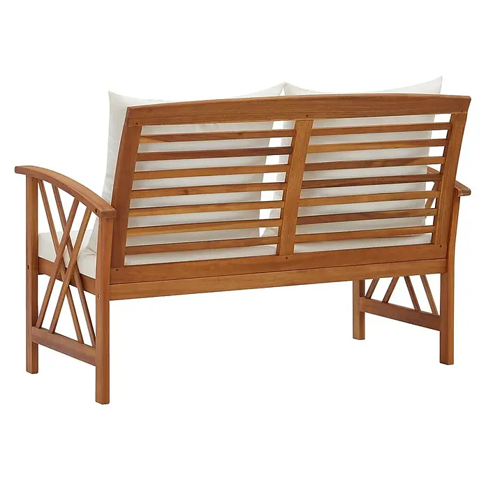 Furnicato Gartenbank Akazienholz geölt - B x T x H: 119 x 67 x 83 cm, Braun und Creme - Braune Gartenbank aus Holz für zwei Personen mit Lattenrückenlehne, Armlehnen und dicken weißen Kissen.
