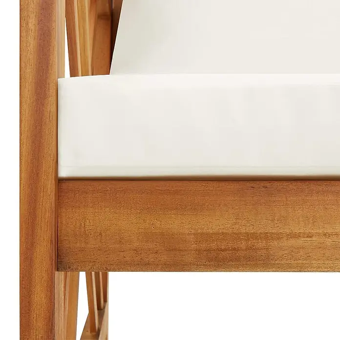 Furnicato Gartenbank Akazienholz geölt - B x T x H: 119 x 67 x 83 cm, Braun und Creme - Nahaufnahme eines braunen Holzmöbelrahmens mit weißem Kissen.