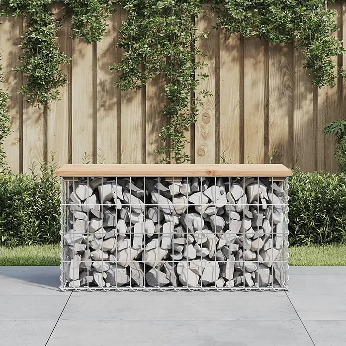 Furnicato Gartenbank - B x T x H: 83 x 31,5 x 42 cm, Natürliche Kiefer - Gabionenbank mit heller Holzplatte und hellgrauen Steinen, im Freien auf einer Terrasse platziert.