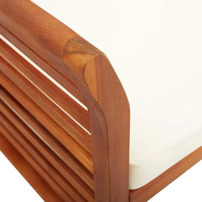 Furnicato Gartenbank Akazien-Massivholz geölt - B x T x H: 150 x 60 x 90 cm, Creme - Brauner Holzstuhl für den Außenbereich mit Lattenrücken und Armlehne, mit cremefarbenem Kissen.