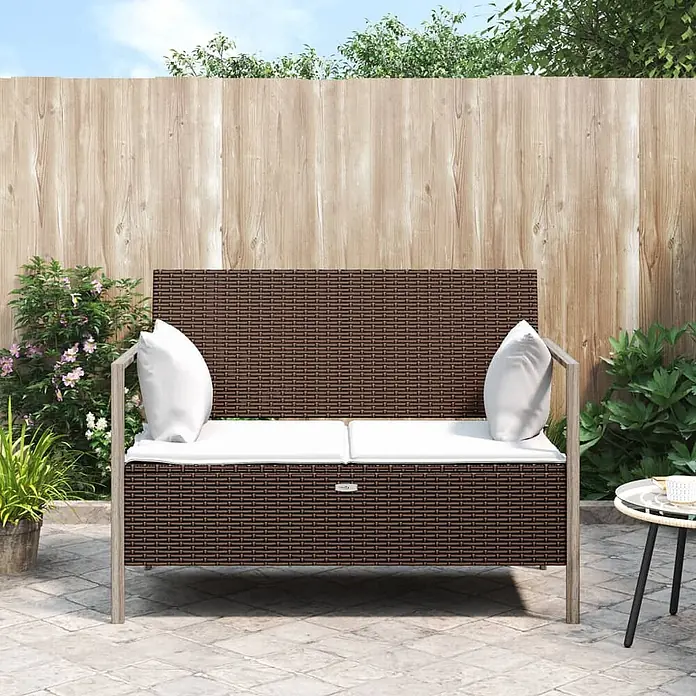 Furnicato Gartenbank - Braun - Braunes Rattan-2-Sitzer-Gartensofa mit weißen Kissen auf einer Terrasse.