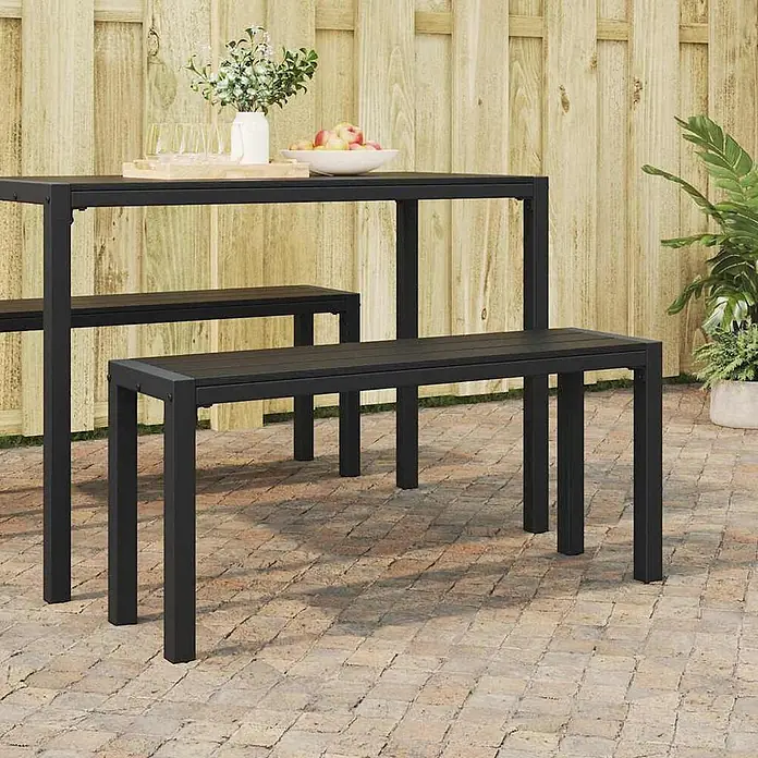 Furnicato Gartenbank Stahl - B x T x H: 28 x 100 x 45 cm, Schwarz - Gartengarnitur aus schwarzem Metall und dunklem Holz mit Tisch und zwei Bänken auf einer Terrasse.