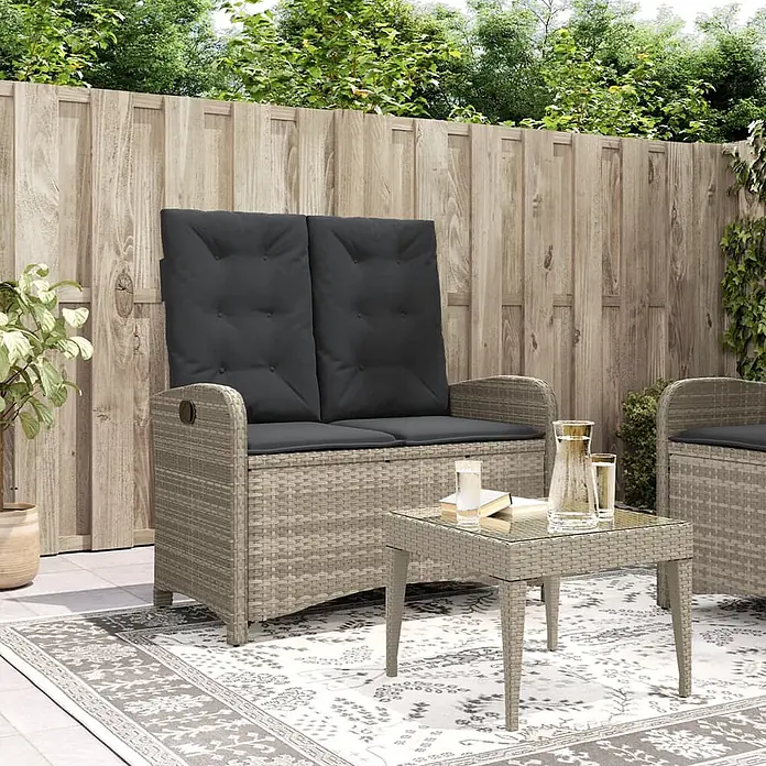 Furnicato Gartenbank - B x T x H: 86 x 86 x 93 cm, Hellgrau - Hellgraues Polyrattan-Gartenmöbelset mit dunkelgrauen Kissen und Glastisch auf Outdoor-Teppich.