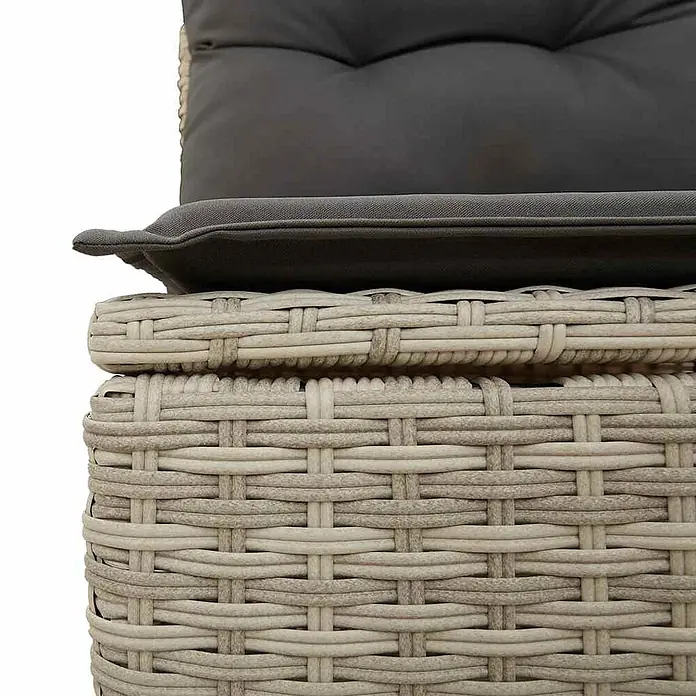 Furnicato Gartenbank - B x T x H: 95 x 95 x 95 cm, Hellgrau - Nahaufnahme heller, grauer Rattan-Gartenmöbel mit dunkelgrauen Kissen.