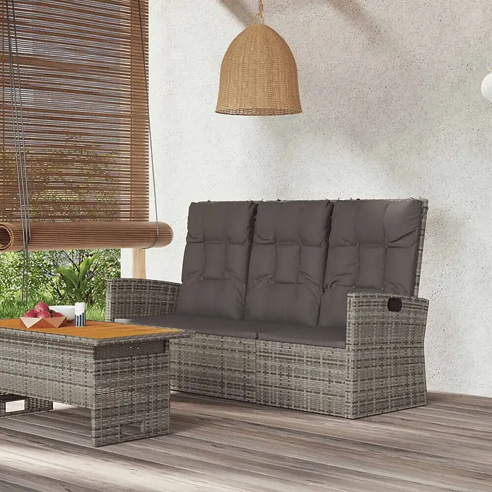 Furnicato Gartenbank PE-Rattan - B x T x H: 95 x 173 x 95 cm, Grau - Graues Rattan-Outdoor-Sofa und passender Couchtisch mit dunkelgrauen Kissen auf einer Terrasse.
