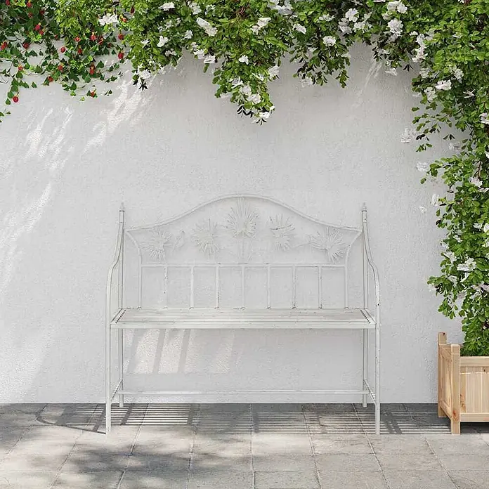 Furnicato Gartenbank Stahl Antik-Weiß - B x T x H: 52,5 x 104 x 89 cm, Weiß - Weiße, dekorative Metall-Gartenbank mit Blumenmuster auf der Rückenlehne auf einer Terrasse.