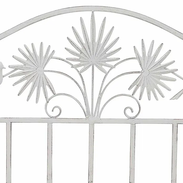Furnicato Gartenbank Stahl Antik-Weiß - B x T x H: 52,5 x 104 x 89 cm, Weiß - Dekoratives weißes Metallzaunsegment im Used-Look mit Palmenblattmotiven und Schnörkeln.