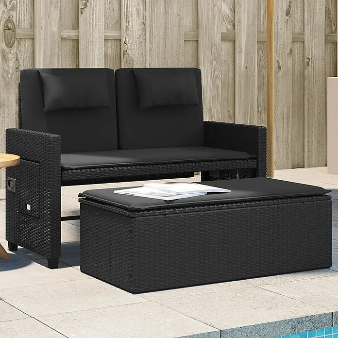Furnicato Gartenbank - B x T x H: 58 x 102 x 83 cm, Schwarz - Schwarzes Rattan 2-Sitzer Outdoor-Sofa mit Kissen und passende Aufbewahrungs-Ottomane auf einer Terrasse.
