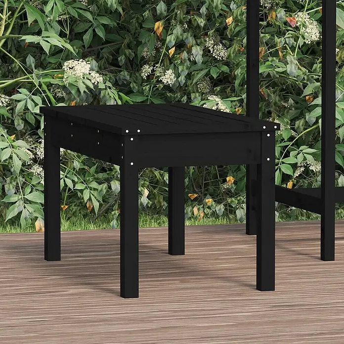 Furnicato Gartenbank Kiefer-Massivholz - B x T x H: 80 x 44 x 45 cm, Schwarze Kiefer - Schwarzer Gartentisch aus Holz auf einer Terrasse.