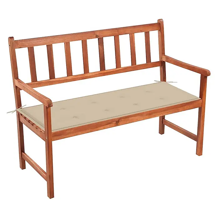 Furnicato Gartenbank - Beige - Eine braune Holzgartenbank mit Armlehnen und Lattenrücken, mit einem beigen, am Sitz befestigten, getufteten Sitzkissen.