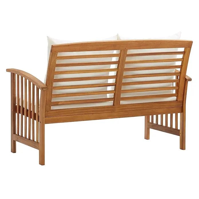 Furnicato Gartenbank Akazien-Massivholz geölt - B x T x H: 67 x 119 x 83 cm, Braun und Creme - Hölzerne Outdoor-Zweisitzerbank mit hellbraunem Lattenrahmen und weißen Kissen.