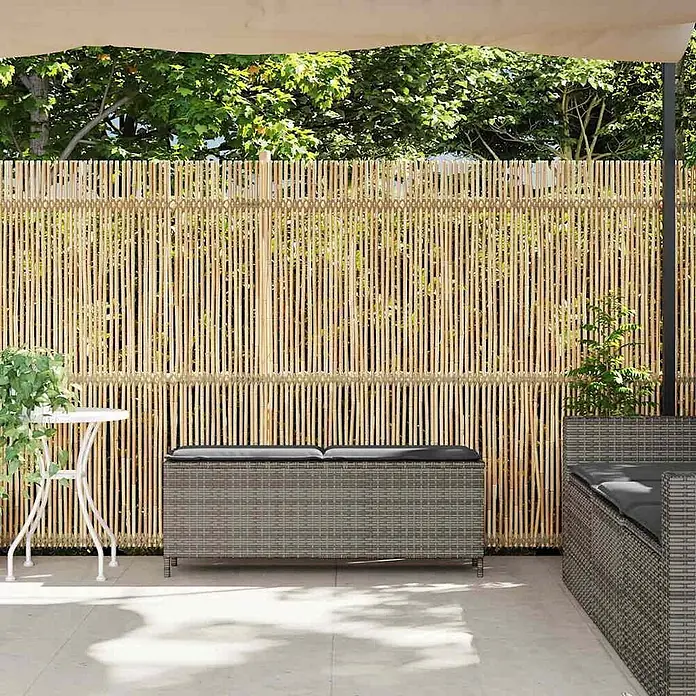 Furnicato Gartenbank PE-Rattan - B x T x H: 110 x 30 x 40,5 cm, Grau und Dunkelgrau - Sichtschutzwand aus natürlichem Bambus auf einer Terrasse, die Privatsphäre bietet und die Außenanlage verschönert.