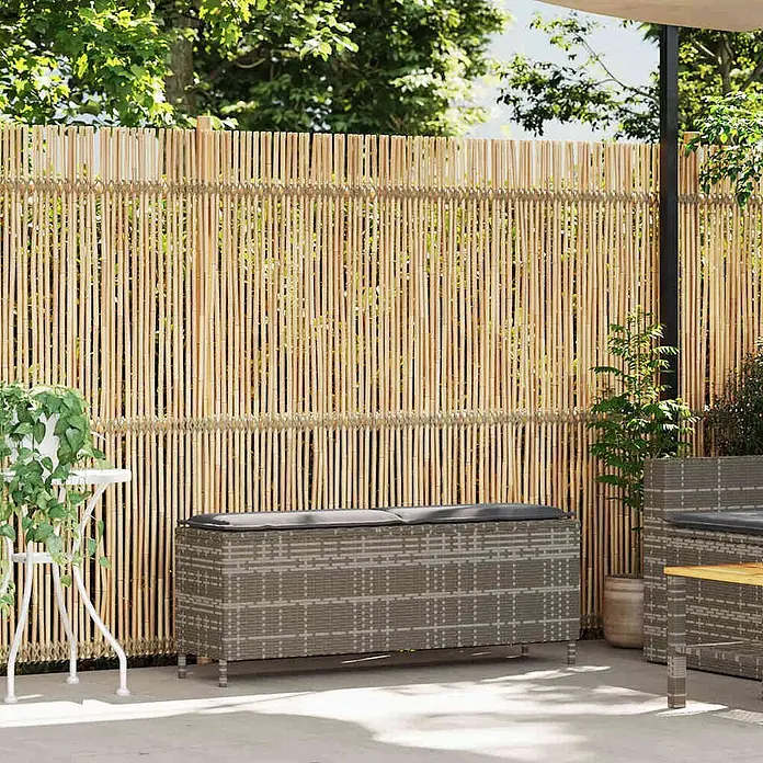 Furnicato Gartenbank PE-Rattan - B x T x H: 110 x 30 x 40,5 cm, Grau und Dunkelgrau - Sichtschutzzaun aus natürlichem Bambus auf einer Terrasse, dient als natürliche Abgrenzung.
