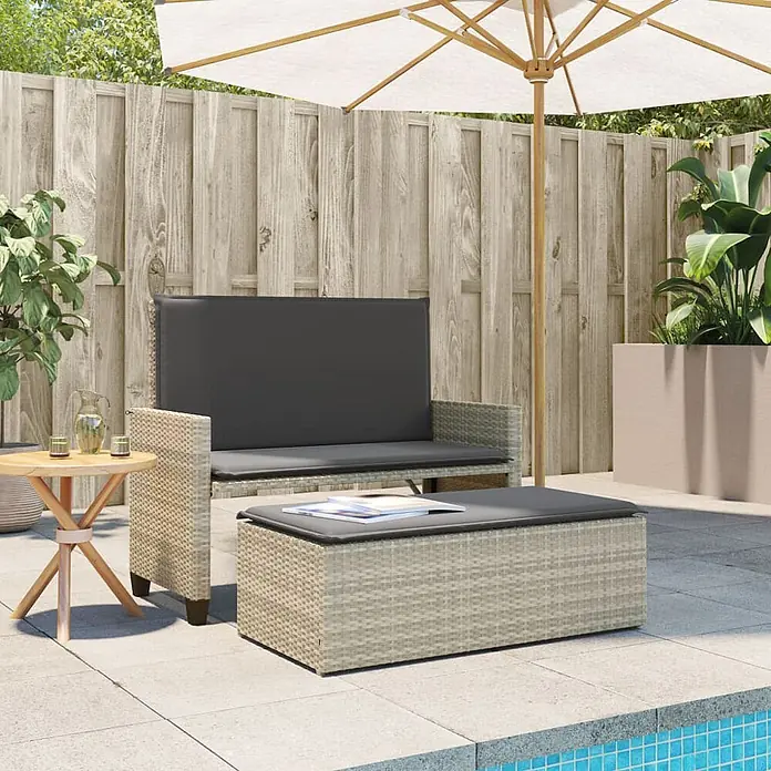 Furnicato Gartenbank PE-Rattan - B x T x H: 122 x 115 x 61,5 cm, Hellgrau - Helles graues Polyrattan-Sofa und -Ottomane mit dunklen Kissen auf einer Terrasse.