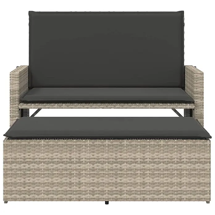 Furnicato Gartenbank PE-Rattan - B x T x H: 122 x 115 x 61,5 cm, Hellgrau - Zweisitziges hellgraues Rattan-Gartensofa mit dunkelgrauen Kissen und ausziehbarer Fußstütze.