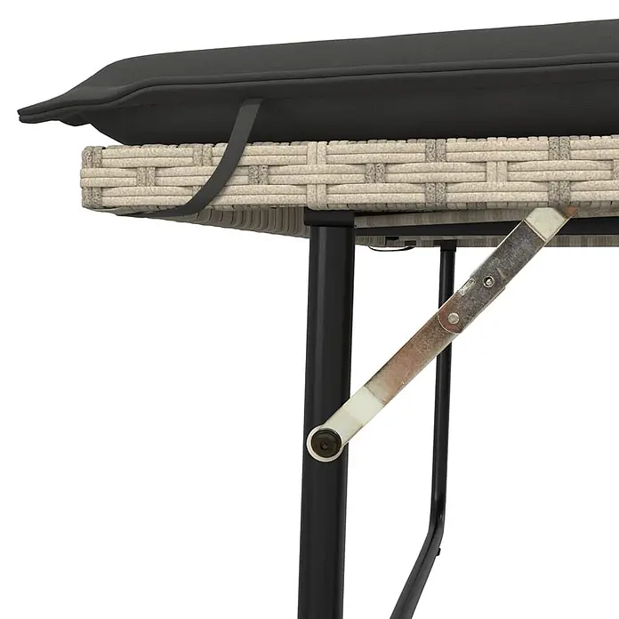 Furnicato Gartenbank PE-Rattan - B x T x H: 122 x 115 x 61,5 cm, Hellgrau - Nahaufnahme eines hellbeigen Korbstuhls mit dunkelgrauem Kissen, mit schwarzen Metallbeinen und Klappmechanismus.