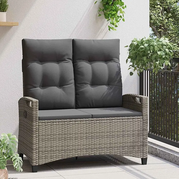 Furnicato Gartenbank - B x T x H: 60 x 60 x 112 cm, Grau und Dunkelgrau - Graue Polyrattan-Sitzbank mit Stauraum und dunkelgrauen Kissen auf einem Balkon.