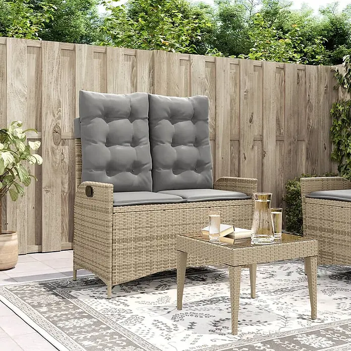 Furnicato Gartenbank - B x T x H: 86 x 86 x 93 cm, Beige und Grau - Beiges Outdoor-Aufbewahrungssofa in Rattan-Optik mit grauen Kissen und passendem Couchtisch auf einer Terrasse.