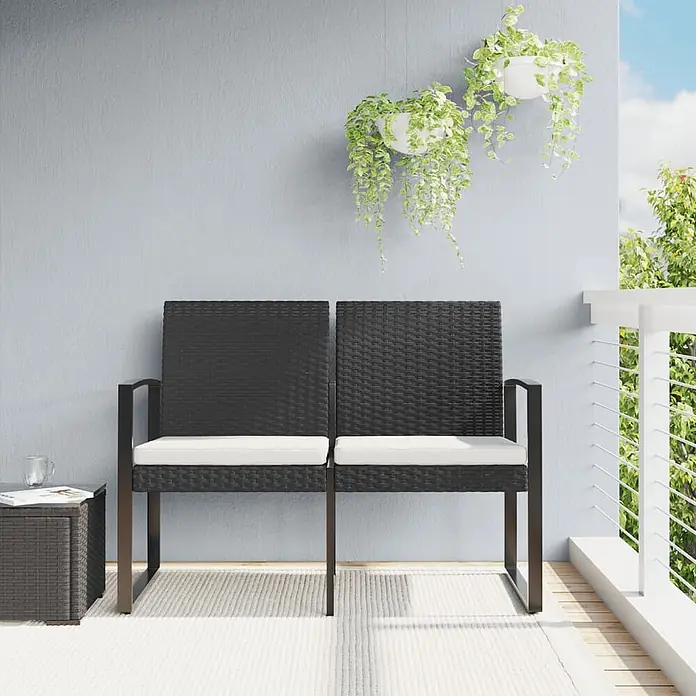 Furnicato Gartenbank PP-Rattan Anthrazit - B x T x H: 103,5 x 57 x 77,5 cm, Schwarz - Zwei schwarze Rattan-Terrassenstühle mit weißen Kissen und passendem Beistelltisch auf einem Balkon.