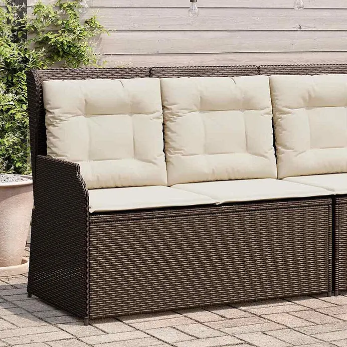 Furnicato Gartenbank - B x T x H: 95 x 110 x 95 cm, Braun - Braunes Rattan-Gartensofa mit cremefarbenen Kissen auf einer Terrasse.