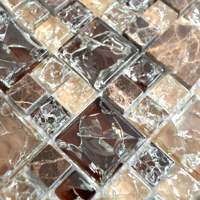 Mosaikfliese Crystal Mix XIC K1455 - 30,5 x 30,5 cm, Dunkelbraun, Glänzend - Nahaufnahme von braunen und transparenten Glasmosaikfliesen, die ein elegantes und vielseitiges Design für Innenausstattung bieten.