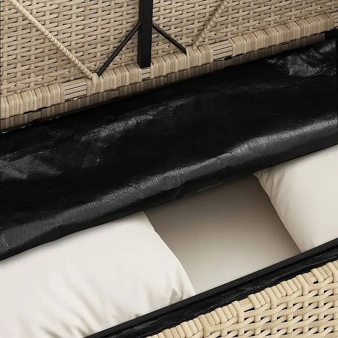 Furnicato Gartenbank - B x T x H: 120 x 50 x 90,5 cm, Beige und Creme - Beigefarbenes Rattan-Aufbewahrungsmöbel mit schwarzer wasserdichter Abdeckung, die weiße Kissen zeigt.