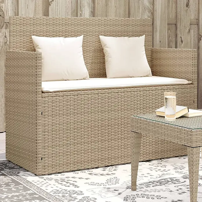 Furnicato Gartenbank PE-Rattan - B x T x H: 120 x 50 x 90,5 cm, Beige und Creme - Beige geflochtene Rattan-Outdoor-Sofa mit weißen Kissen und passendem Beistelltisch im Terrassenbereich.