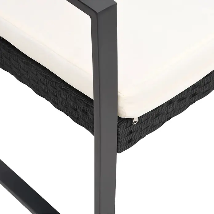 Furnicato Gartenbank PP-Rattan Anthrazit - B x T x H: 152,5 x 57 x 77,5 cm, Schwarz - Schwarzer Outdoor-Rattanstuhl mit dunkelgrauem Gestell und cremefarbenem Kissen mit Reißverschluss.