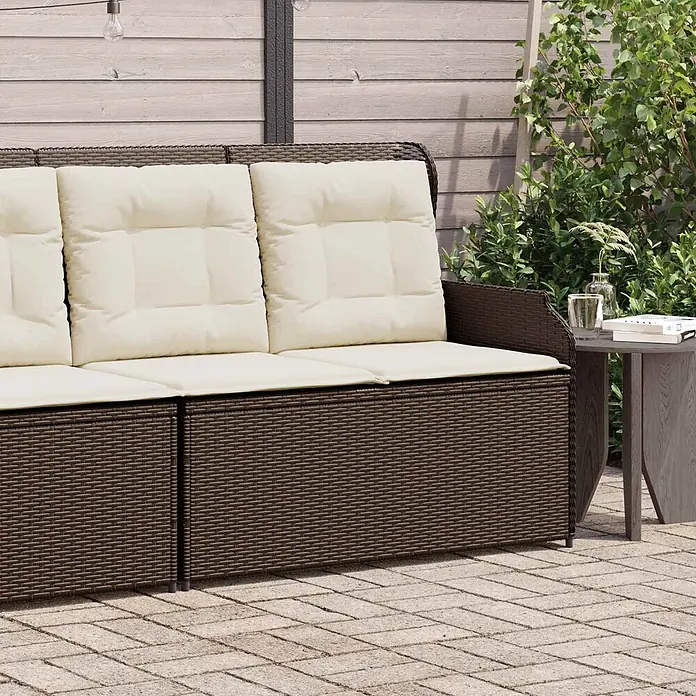 Furnicato Gartenbank Poly-Rattan Cremeweiß - B x T x H: 67 x 110 x 95 cm, Braun und Cremeweiß - Braunes Rattan-Gartensofa mit cremefarbenen Kissen auf einer Terrasse. Es besteht aus mehreren Modulen.