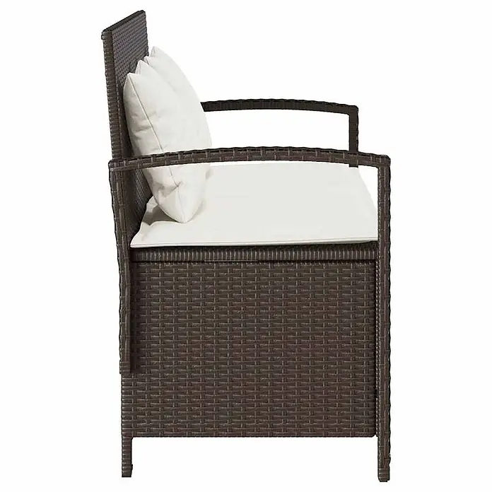 Furnicato Gartenbank PE-Rattan - B x T x H: 111 x 56 x 87 cm, Braun und Creme - Braune geflochtene Outdoor-Aufbewahrungsbank mit weißen Kissen.