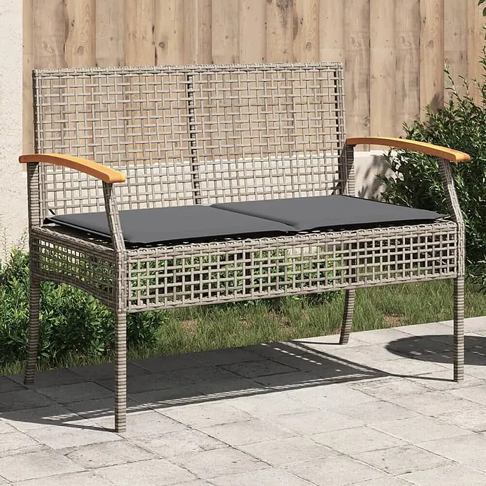 Furnicato Gartenbank - Grau - Hellgraue Rattan-Gartenbank mit dunkelgrauen Kissen und Holzarmlehnen auf einer Terrasse.