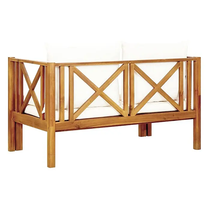 Furnicato Gartenbank - Creme - Holzsofa für draußen mit Naturholz-Finish und weißen Kissen, mit X-Muster an Rücken- und Armlehnen.