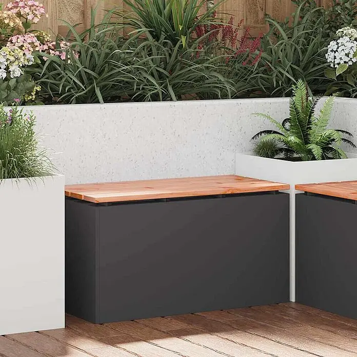 Furnicato Gartenbank - B x T x H: 40 x 40 x 43 cm, Schwarz - Dunkelgraue Outdoor-Sitzbänke mit Holzplatten, integriert in weiße Pflanzgefäße im Garten.
