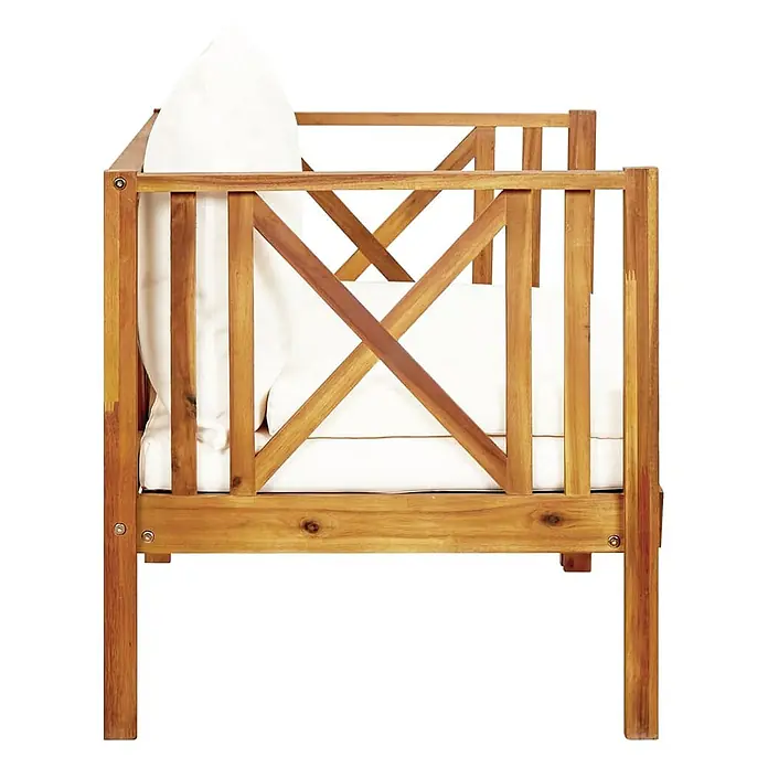 Furnicato Gartenbank - Creme - Hölzerner Outdoor-Sessel mit Lattenrost, X-Kreuz-Details und weißen Kissen.